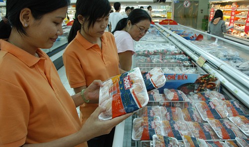 Insiders skeptical over throwaway prices of US chicken imports in Vietnam