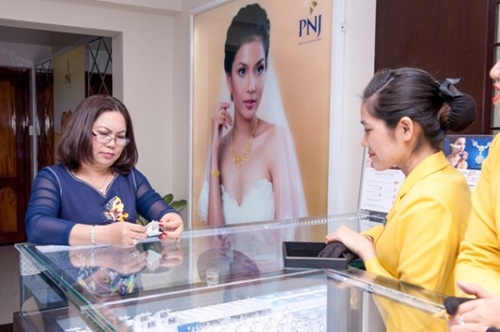 Local gold prices sink further