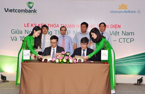 Vietcombank, VNA to collaborate in several fields