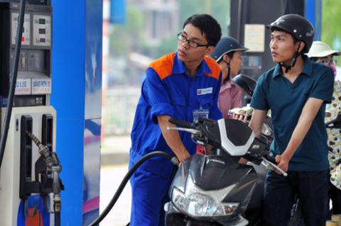 Petrol price falls by VND816 per litre