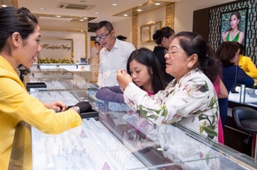 VN gold tracks global prices to multi-year low