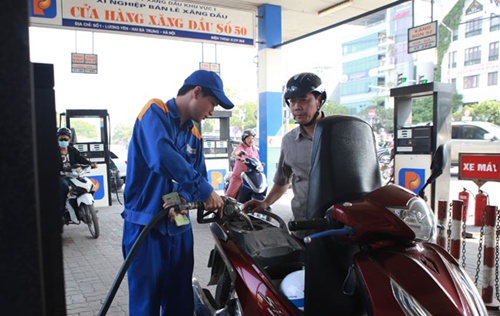 Retail petrol price falls again