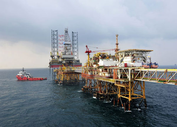 Falling oil prices adversely affect Vietnam economy