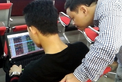 VN shares mixed; oil stocks decline