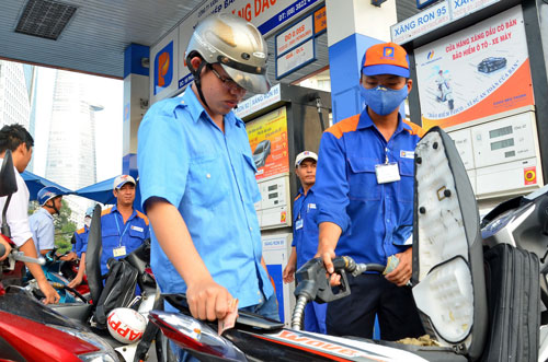 Petrol price drops by VND770 per litre