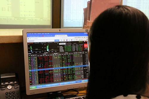 VN shares gain as global oil prices rise