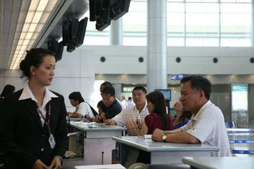 Airports Corporation of Viet Nam courts investors ahead of offering
