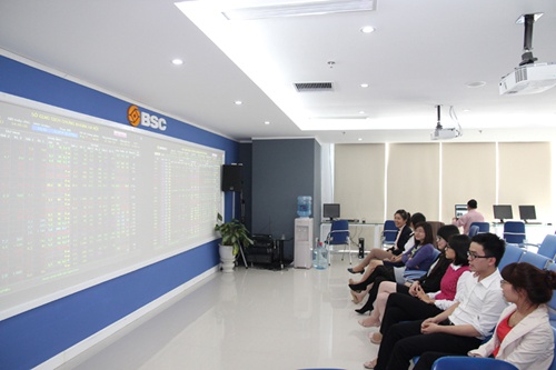 Speculative stocks boost VN shares