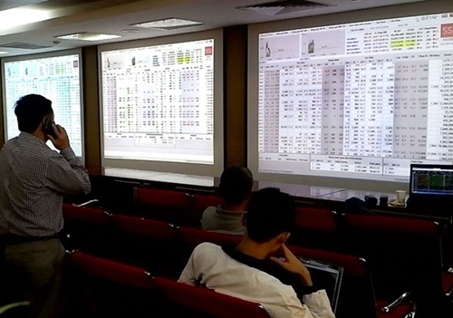 Large-cap stocks pull down VN shares
