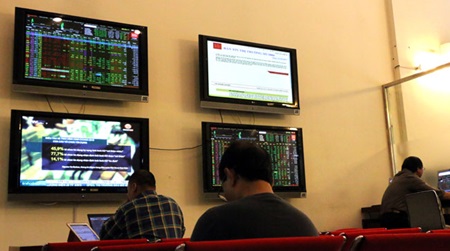 VN shares lower on oil prices weigh
