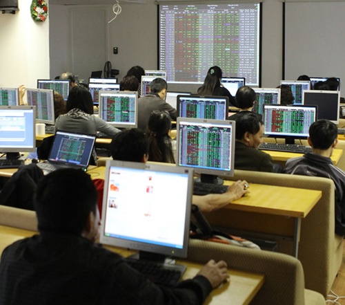 VN shares led up by banks