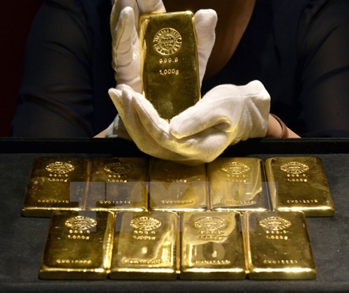 Domestic gold prices fall, dollar rate still high