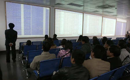 VN shares rise as crude rebounds