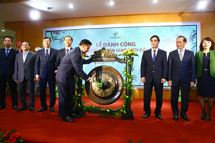 Finance minister beats gong, opens 2017’s first trading session