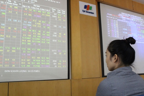 Plunging crude prices pull VN stocks down