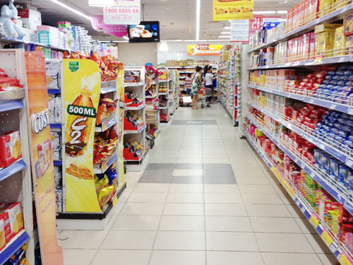 Supermarkets, malls battle for sales