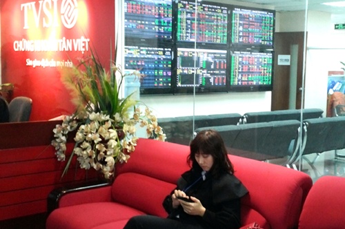 VN stocks down, led by banks