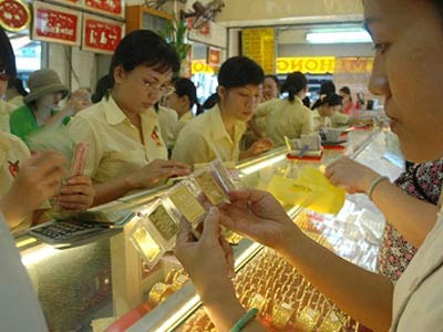 Gold prices rise sharply, reference rate falls again