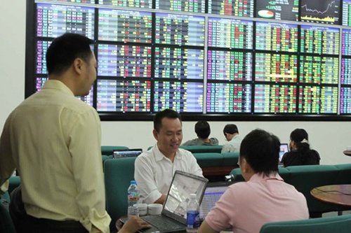 VN stocks up as financial firms eye Fed