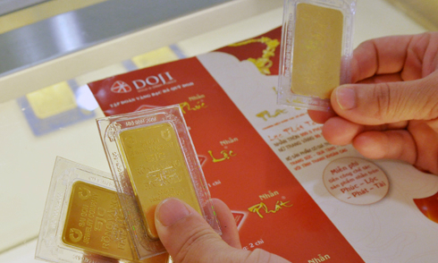 Gold prices fall, as dollar rates rise slightly