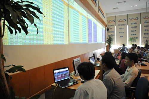 VN stocks rise on both local markets