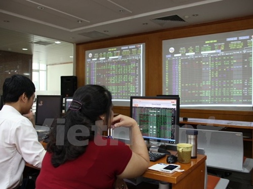 Higher oil prices boost VN stocks