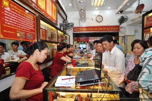 Gold prices fall in Viet Nam following holiday