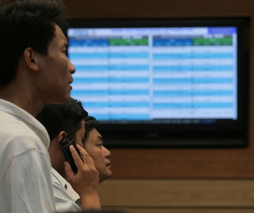 VN stocks down on lower oil prices