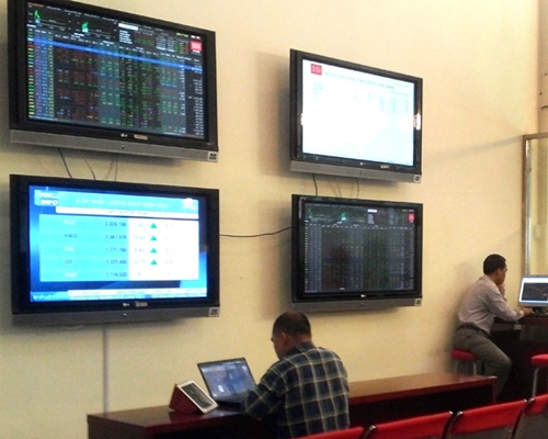 Bank stocks help boost VN-Index