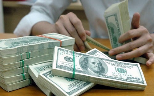 Greenback rates fall in market