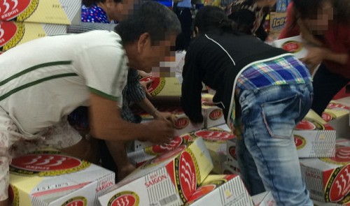 Dealers jostle to buy heavily-discounted beer in Ho Chi Minh City supermarket