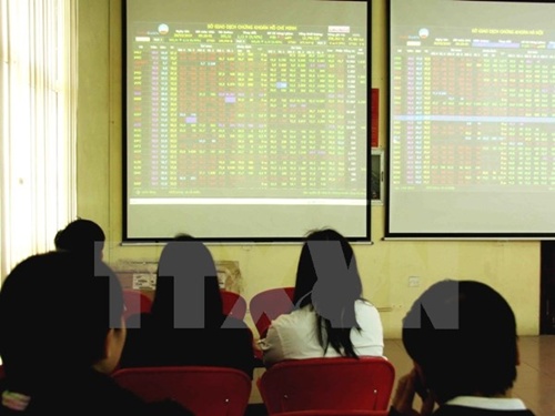 VN stocks fall further with declining oil prices