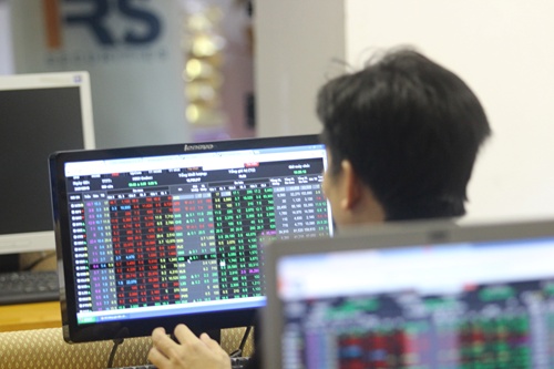 VN stocks suffer after oil price drop