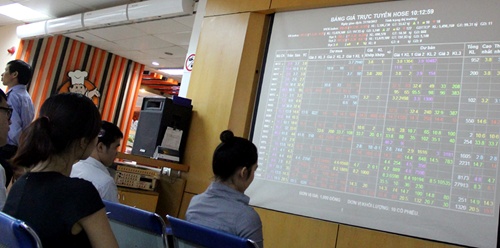 VN stocks struggle to remain up