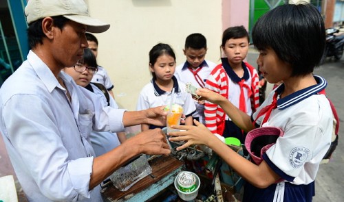 Rule allowing children to use ATM cards at 6 raises eyebrows in Vietnam