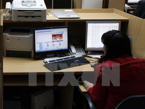 VN stocks fight to remain positive