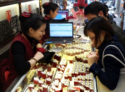 Gold prices follow rising global trend