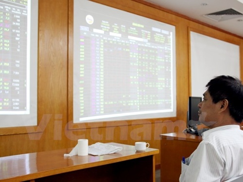 Stocks end mixed, energy firms extend losses