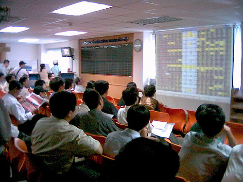 VN stocks retreat for a second day