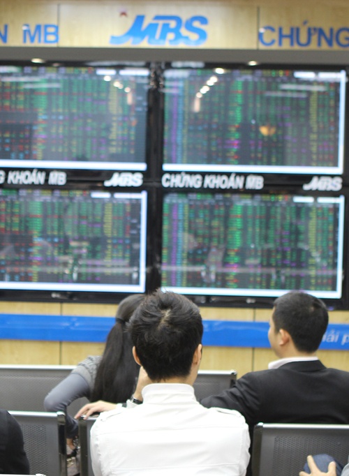 VN stocks end with mixed results