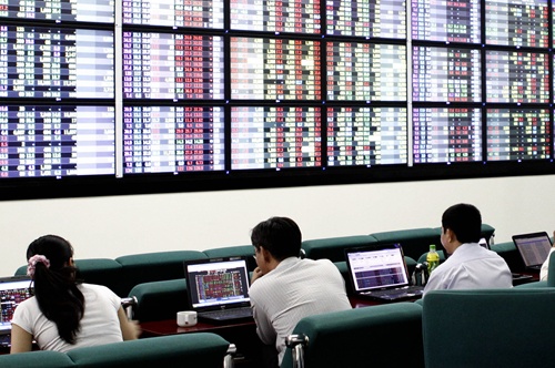 VN shares stay upbeat after flat US rates