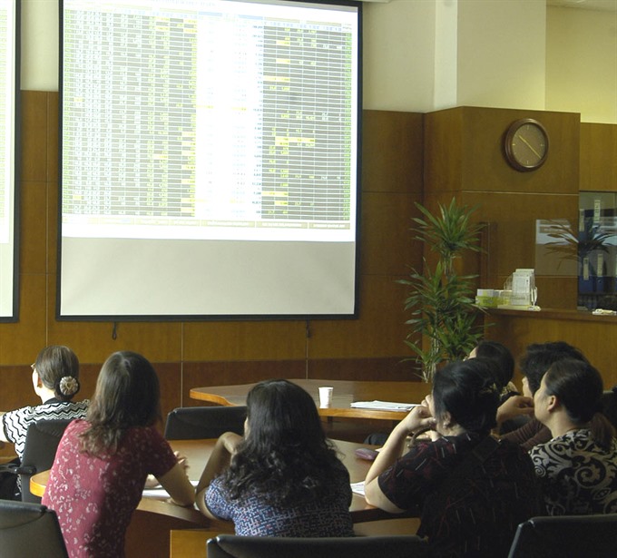 VN stocks reverse downward trend