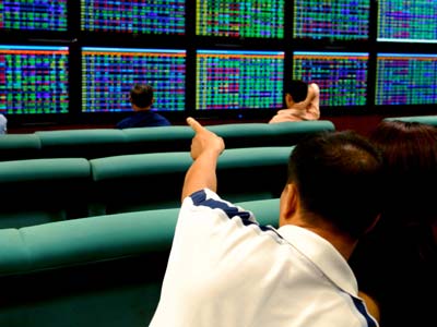 Shares rise slightly on blue chip recovery