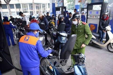 Petrol price drops by over VND500 per litre