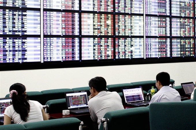 Share declines, foreign sells calm