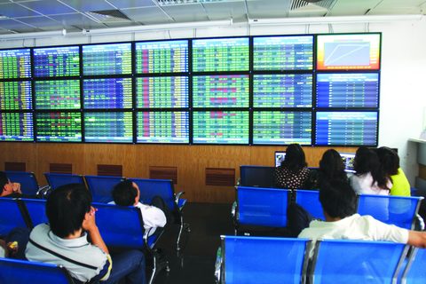 Vietcombank, PetroVietnam Gas pull VN Index down