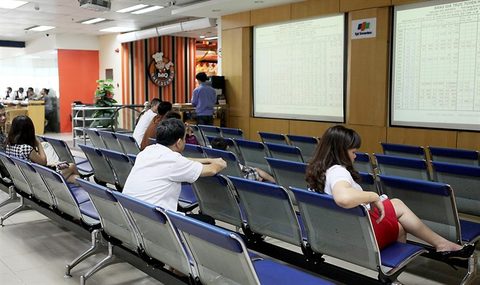 VN stocks fall on correction pressure