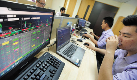 VN Index closes flat on blue chips, energy stocks