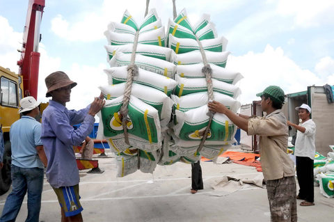VN rice firms chafe at China import limits
