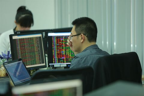 Blue chips drive VN stocks back up